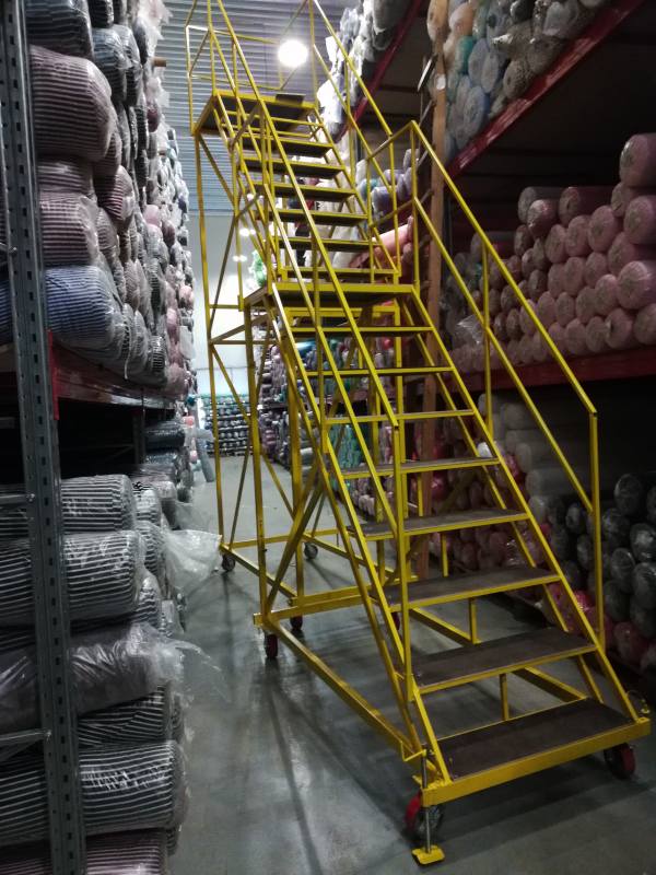 Передвижная лестница для склада